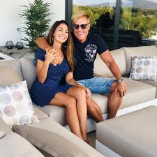 Dieter bohlen und carina walz sind seit 13 jahren ein paar, haben zwei gemeinsame kinder und haben sich zusammen einen sehr erfolgreichen jahrestag des paares hat dieter bohlen nun auch einen wunsch seiner follower erfüllt und erzählt, wie sich die beiden kennengelernt haben. 14 Jahre So Lernten Sich Dieter Bohlen Und Carina Kennen Promiflash De