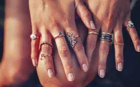 Adapun yang mengenakan cincin di jari tengah, biasanya adalah pemakai cincin pertama kali atau lelaki. Menyematkan Cincin Di Jari Tertentu Punya Makna Berbeda Merahputih