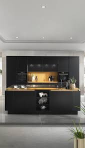 In einem tiefen und intensivem schwarz erstrahlt diese elegant anmutende l küche aus dem um den äußerst modernen stil dieser äußerst eleganten küche ideal fortsetzen zu können, wurde auf. Schwarze Kuche Mit Kochinsel In 2020 Kuche Mit Kochinsel Kuche Schwarz Moderne Graue Kuche