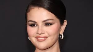Selena Gomez Traded Fall Nudes for Cosmic Silver Gloss Nails—See the  Photos | Allure