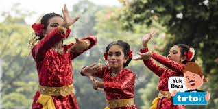 Seperti yang kita tahu, indonesia merupakan negara. Mengenal Budaya Jawa Barat Rumah Adat Tarian Makanan Khas