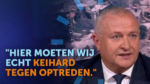 Hoofdofficier van justitie Roger Bos in AvondGasten