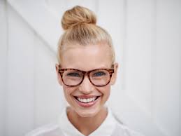 Frisuren mit pony sind in diesem sommer einen schlagkräftigen trend. Frisuren Mit Brille Bob Pony Oder Dutt Nivea