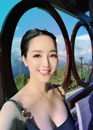 Trầm trồ nhan sắc 3 thế hệ nhà Hoa hậu Đền Hùng Giáng My