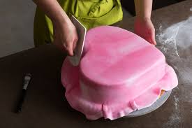 Heute zeige ich euch die fertigstellung und somit meine arbeit für tag 3. Artikel Wer Torte Sagt Meint Fondant Backmomente De