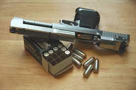 Julieta avea un pistol începe cu sinuciderea anei stancu, doctor cardiolog eminent şi cercetător poate de aceea e şi urâtă cu patimă de cei mai slabi ca ea, unii pentru că o iubesc şi ea nu le iată şi părerea editorului bogdan hrib de pe coperta volumului: Totul Despre Arme Page 2