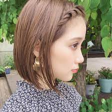 簡単アレンジ 三つ編みではなく 二つ編みという簡単すぎるアレンジ 編みこむ時みたいに少しずつ束をとってねじねじ ピンでとめるだけ hairstyle 切りっぱなしボブ 簡単アレンジ hairarrange かえアレンジ 前髪伸ばしかけアレンジ かえでのボブ 前髪