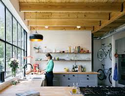 Un Loft Dans Une Ancienne Grange Non Une Maison Design Industriel Cuisine Cuisine De Ferme Rustique Decoration D Armoire De Cuisine