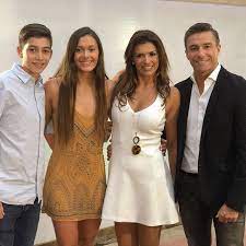 Fernando javier solabarrieta chelech (born january 24, 1970 in puerto natales, chile) is a chilean television journalist, known for his participations in sports transmissions on tvn, like zoom deportivo. La Bella Hija De Ivette Vergara Y Fernando Solabarrieta Que Causa Furor En Instagram Foto El Repuertero Cl Noticias De Puerto Montt Y Los Lagos