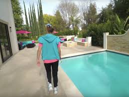 Youtube star jojo siwa has showcased the enormous mansion she shares with her family in la thanks to her $10million fortune. Video 16 Year Old Jojo Siwa S Mansion Tour On Youtube