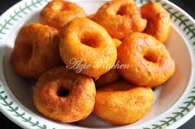 Berasaskan keledek dengan campuran tepung, gula dan garam. Kuih Keria Lembut Dan Sedap Azie Kitchen