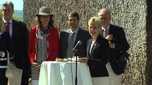 Där fick de titta på en nyinredd salong i slottet som har fått prinsessan estelles namn. Prinsessan Estelles Ostgotabesok Och Invigningen Av Sagostigen Youtube