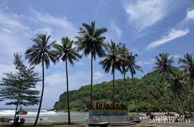 Selain tidak menerapkan harga tiket, wisata pantai ni juga tidak menetapkan jam operasional. Pantai Karang Bolong Kebumen Pantai Ikonic Jawa Tengah Pinthar Net