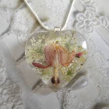 Soft Pink Bleeding Heart Pressed Flower Glass Heart Pendant In 2020 Bleeding Heart Pressed Flowers Flower Lover