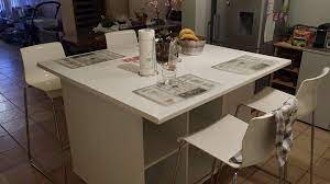 Simple bloc de rangements ou élément multifonctions avec plan de travail, évier, table aussi, selon la configuration de l'espace, l'îlot pourra se placer au centre de la pièce ou encore contre un mur (on parle dans ce cas d'îlot en épi ou de. Un Ilot De Cuisine Moderne Pas Cher
