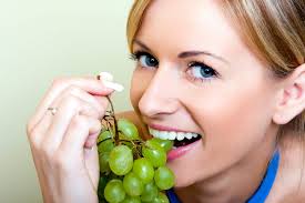Par ailleurs, il est aussi riche en glucides (16 grammes pour 100 grammes) que faible en matières grasses et en protéines (0,6 gramme pour 100 grammes pour les deux). Cure De Raisin Bienfaits Lequel Choisir Comment La Faire