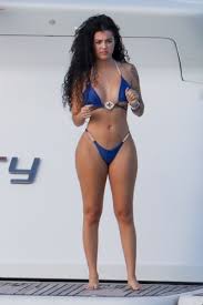 Malu Trevejo bikini ile botta - 1