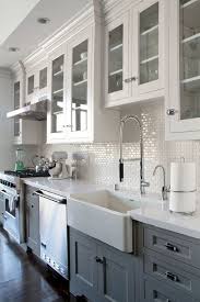 Ideas To Decorate The White Cabinets For Your Kitchen Whitecabinets Whitekitchen Kitc Kitchen Backsplash Designs White Kitchen Design Kitchen Cabinet Design