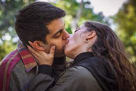 Französischer Kuss. Ehepaar, Das Gerne Umarmt Und Küsst Stockfoto - Bild  von draussen, erwachsener: 232187152