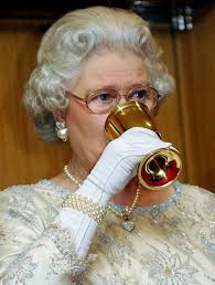 Queen (91): Vier Drinks täglich