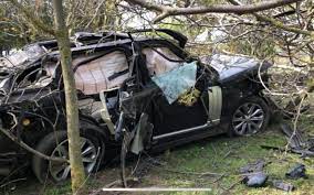 Surse din anchetă spun că la volanul maşinii era creatorul de modă răzvan ciobanu, acesta fiind singur în autoturism în momentul producerii accidentului. Noi Detalii In Cazul Accidentului In Care A Murit RÄƒzvan Ciobanu De Ce Se Afla Creatorul De ModÄƒ La Intrarea In SÄƒcele Si Cui AparÅ£inea Masina