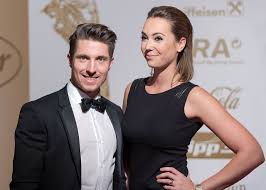 Winner of a record eight consecutive world cup titles, hirscher has also won 11 medals at the alpine skiing world championships, seven of them gold, a silver. File Marcel Hirscher Laura Moisl Gala Nacht Des Sports Osterreich 2015 Jpg Wikimedia Commons