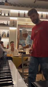 Surprising Singing Performance in Italian Restaurant with Piano