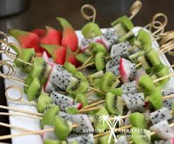 Brochette De Fruits Des Iles Les Fruits Apportent Beaucoup De Fraicheur Lors D Un Aperitif Dinatoire Brochette Fruits Brochette Recette Brochette Poulet