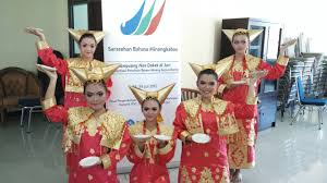 Check spelling or type a new query. Mengenal Gerakan Dasar Dan Pola Lantai Tari Piring Kesenian Asli Minangkabau Kumparan Com