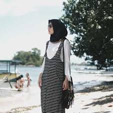 Hijab yang ditutupi sebuah topi akan membuatmu tak kepanasan. 7 Tips Padu Padan Style Hijab Ke Pantai Gotomalls