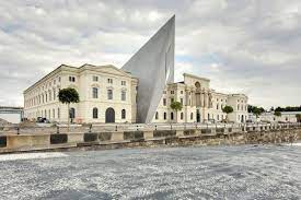 Het toont oorlog en het leger als verweven in de algemene geschiedenis van een natie, en toont de gevolgen van oorlog in de politieke, culturele en sociale geschiedenis. Dresden S Military History Museum Studio Libeskind Archdaily