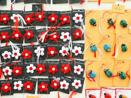 Femeile poarta martisorul prins de bluza timp de aproximativ doua saptamani. MÄƒrÅ£isorul Simbol Al PrimÄƒverii SperanÅ£ei Si Norocului