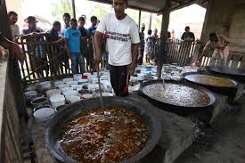 Bumbu gulai kambing di antaranya bawang gulai kambing berisi daging dan jeroan yang dimasak santan. Kuah Beulangong Gulai Yang Melegenda Di Aceh Banda Aceh Tourism