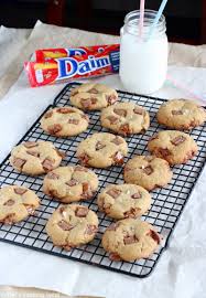 Daim Bar Cookies Made With The Typical Swedish Daim Chocolate Bars These Ultra Soft And Chewy Cookies Cookie Bar Recipes Cookie Recipes Chewy Caramel Recipes