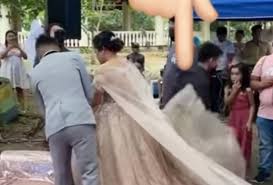 Pada abad pertengahan, misalnya, pengantin perempuan memilih gaun berwarna bianglala dalam sekian banyak nuansa laksana kuning, oranye, dan merah. Xu6cebxoy7ezgm