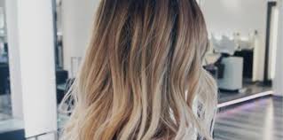A pretty brunette base with the sunkissed glow of bleached out blonde hair! Le Balayage Ombre Le Lab A Montpellier