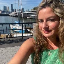 Doreen Goldman's Instagram, Twitter & Facebook