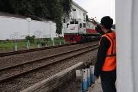 Maybe you would like to learn more about one of these? Netizen Melihat Profesi Dan Fakta Di Balik Penjaga Lintasan Kereta Api