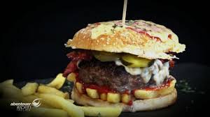 Pizza Burger Und Pommes Und Das Alles In Einem Gericht Dirk Hoffmann Ist Wieder Einmal Auf Ein Kurioses Rezept Im Burger Und Pommes Essen Und Trinken Pizza