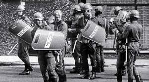 11 cytatów w naszym serwisie zobacz powiązane osoby i inne elementy serwisu dla tego hasła. Wywazyli Drzwi Zmusili Do Ucieczki Relacje Z Poczatkow Stanu Wojennego Aktualnosci Instytut Pamieci Narodowej