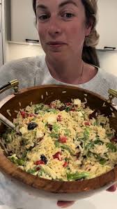 🌟 Ma recette de Salade d’orzo en 2 temps 3 mouvements est ici ! 🥗 Orzo,  🍅 tomates, 🫒 olives Kalamata, tomates séchées, 🧀 feta, 🌿 roquette, 🧅  échalotes et la délicieuse sauce grecque Renée's. ...