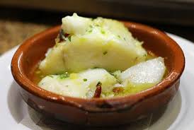 Un plato al que yo le tenía mucho miedo, ya que conseguir emulsionar el aceite con la gelatina del bacalao es una tarea que requiere tiempo. In Casseruola Al Pil Pil Baccala 10 Ricette Per Portarlo In Tavola Cook