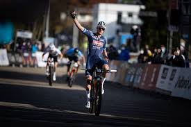 Hij versnelde net voor de materiaalpost en de vijver richting het bikepark, een absoluut speelterrein voor de wereldkampioen. Van Der Poel Wins The Albstadt Short Track At His Will