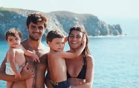 Rodrigo simas ostenta barriga tanquinho e chama a atenção para parte íntima. Quer Se Derreter Veja Sete Fotos Da Familia De Felipe Simas O Fuxico