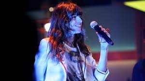 Composé de haut et de bas. Lou Doillon Merveilleusement Authentique Ici Radio Canada Ca