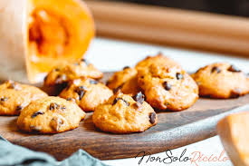 Ricetta per fare i biscotti alla zucca e arancia, con strato di cioccolato fondente, ricetta per halloween, ma non solo. Frollini Di Zucca E Cioccolato Golosi Facili Pronti In 10 Minuti