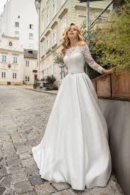 Du bist auf der suche nach dem idealen brautkleid? Kaufen Sie Ein Hochzeitskleid Nina Die Originelle Kombination Eines Falschen Ausschnitts Mit Einem Guipure Stoff