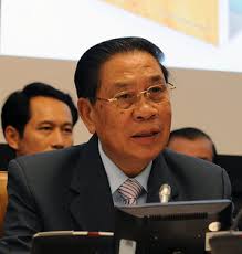 Image of PHILIPPINE DEFENCE SECRETARY ANGELO REYES TALKS TO DIOMEDIO  VILLANUEVA IN MANILA,