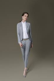 Er Wirkt Selbstbewusst Und Streckt Die Silhouette Der Graue Hosenanzug Mit Schmal Geschnittener Hose Feminine Highl Hosenanzug Damen Hosenanzug Arbeit Outfit