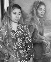 Adalah fatmawati, istri presiden soekarno, sosok di balik bendera merah putih yang berkibar saat proklamasi kemerdekaan indonesia, 17 agustus 1945. Ibu Fatmawati Sang Penjahit Bendera Pusaka Lina Azkiah